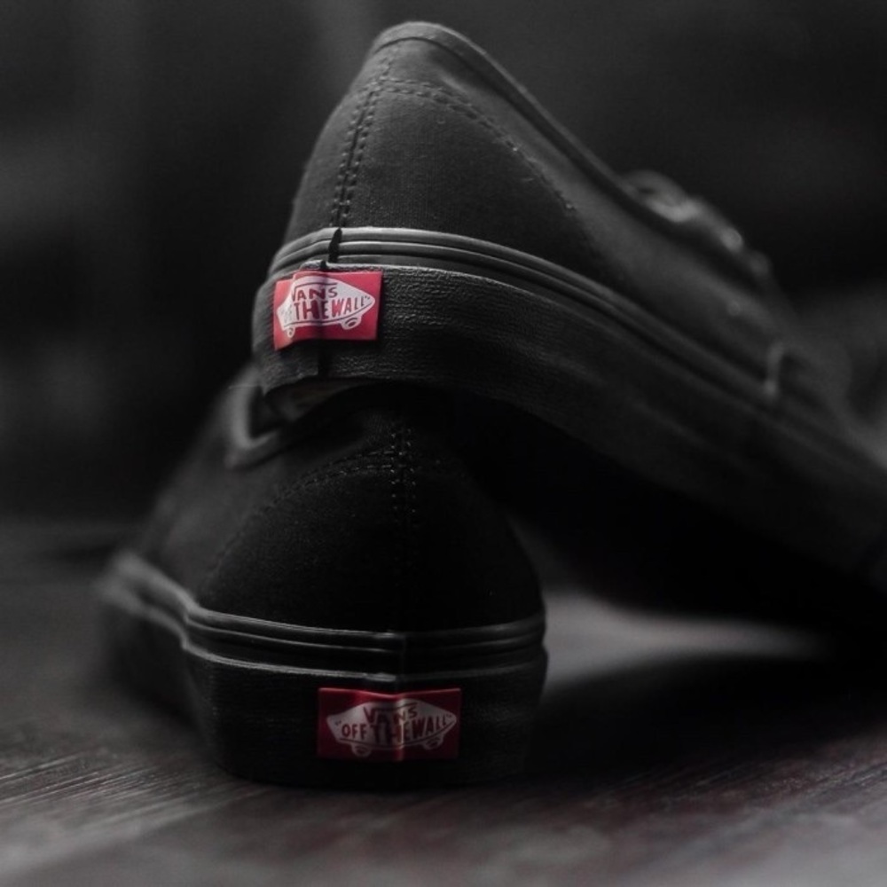 (NEW) Vans Men’s Authentic Core Classic Sneakers Black/Black.